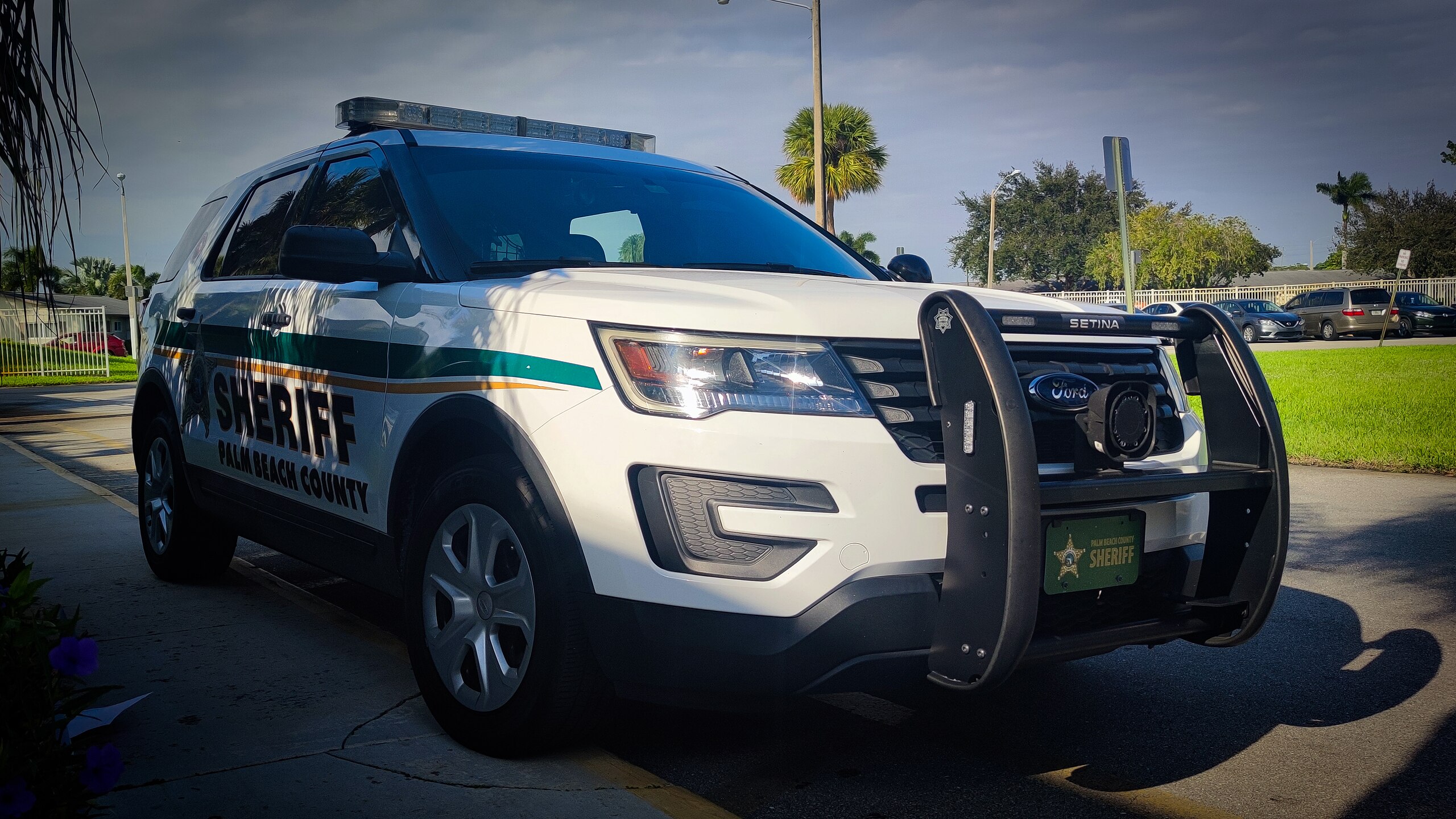 Motorcyclist Crashes Into West Palm Beach Yard, Dies Motorcyclist Crashes Into West Palm Beach Yard, Dies